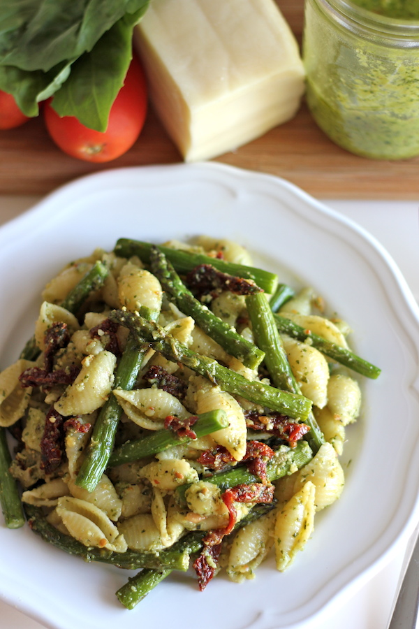 makaron Pesto z suszonymi pomidorami i prażonymi szparagami - szybkie i łatwe danie dla tych pracowitych tygodniówek, a to jest pełne warzyw!