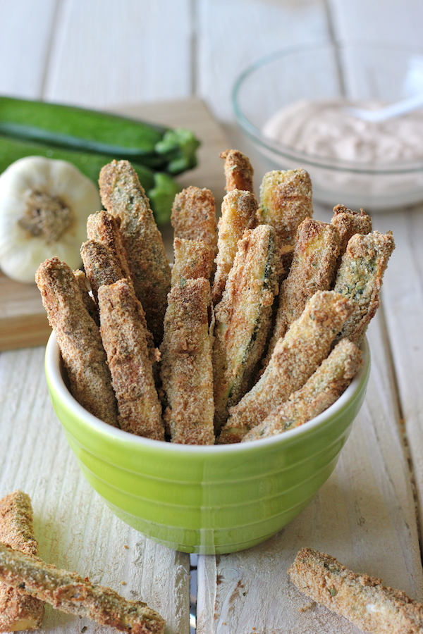 Zucchini Sticks with Garlic Chipotle Aioli - A healthy alternative to greasy fries, these zucchini sticks are baked to crisp perfection!