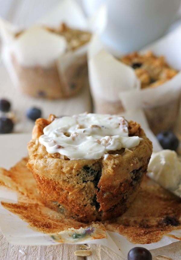 Blueberry Oatmeal Muffins with Granola Crumb Topping - The perfect way to start your mornings with these healthy, hearty muffins!