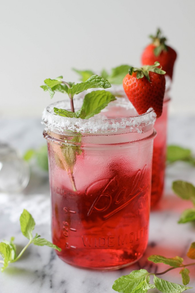 Cranberry Margarita - A refreshing cocktail with a bit of lemon-lime soda and cranberry juice fused with mint leaves!