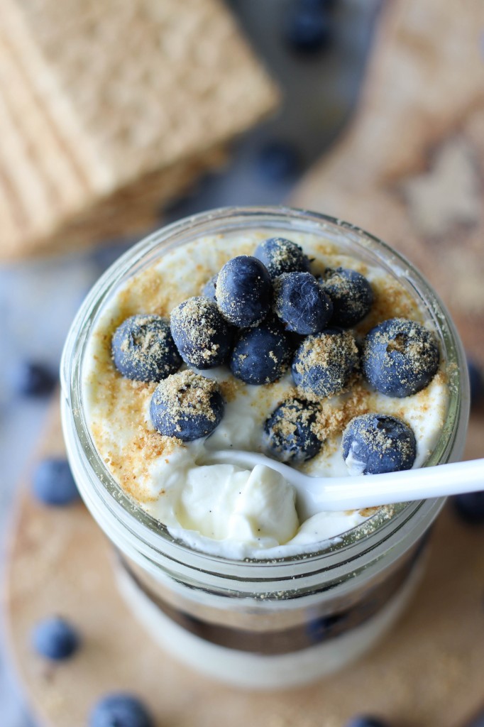 {No Bake} Vanilla Bean Cheesecake Blueberry Pie - An easy no-bake single-serving pie that everyone will love!