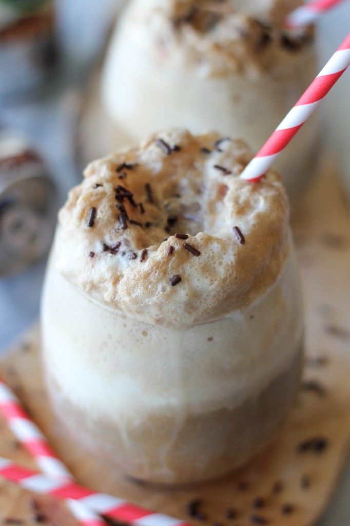 Vanilla Bean Root Beer Floats - These vanilla bean root beer floats are a perfect balance of vanilla bean, spice and sweetness!