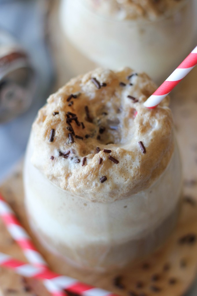 Vanilla Bean Root Beer Floats - These vanilla bean root beer floats are a perfect balance of vanilla bean, spice and sweetness!