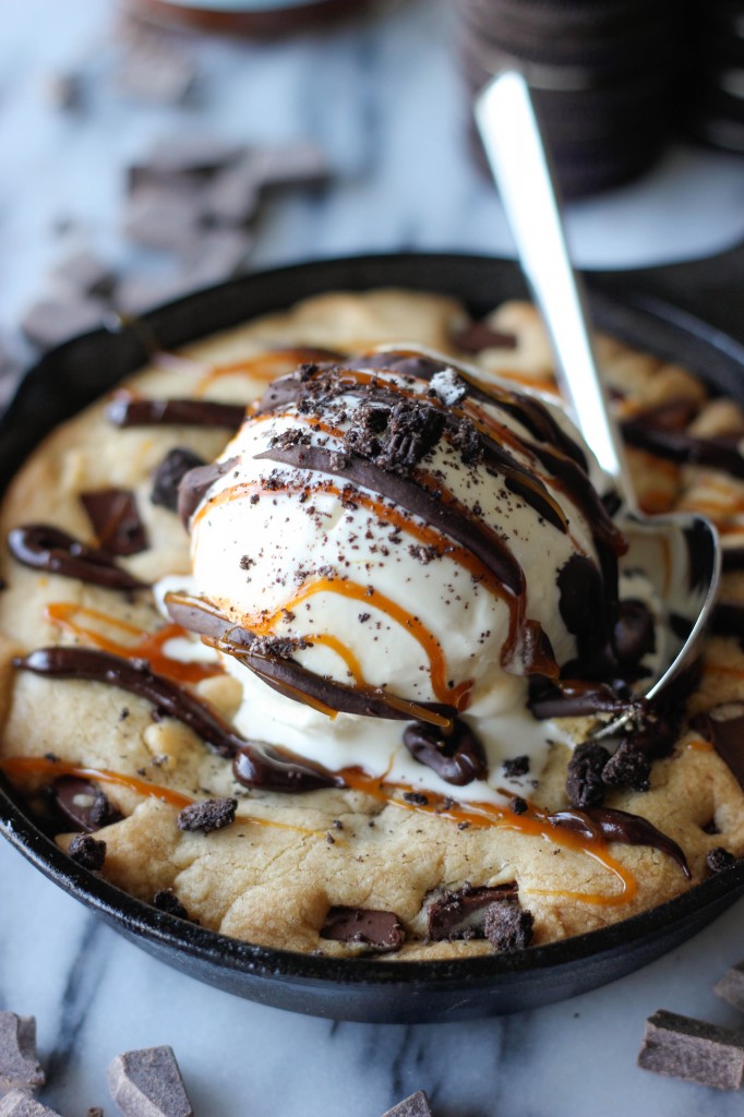 Cast Iron Chocolate Chip Cookie - Copycat BJ's Chocolate Chip Pizookie