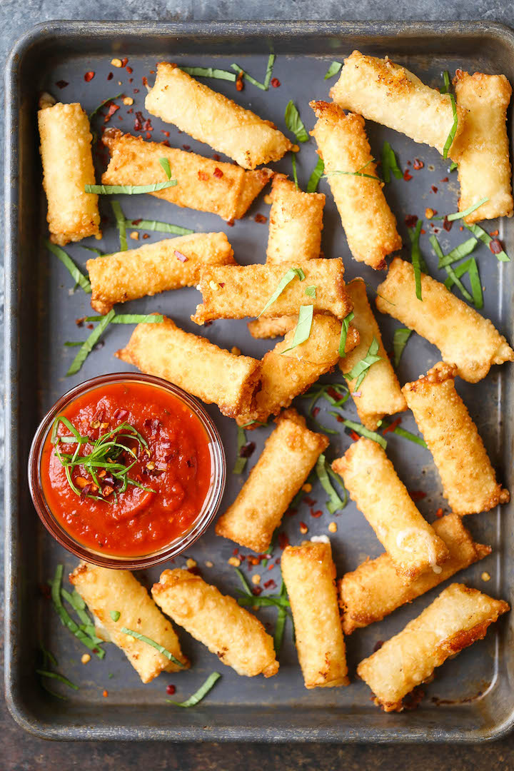Wonton Mozzarella Sticks - With just 5 ingredients, you can make these mozzarella sticks in just 10 minutes. That's it. It doesn't get ANY easier than this!