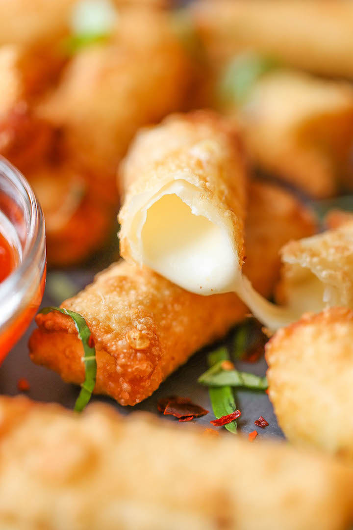 Wonton Mozzarella Sticks - With just 5 ingredients, you can make these mozzarella sticks in just 10 minutes. That's it. It doesn't get ANY easier than this!