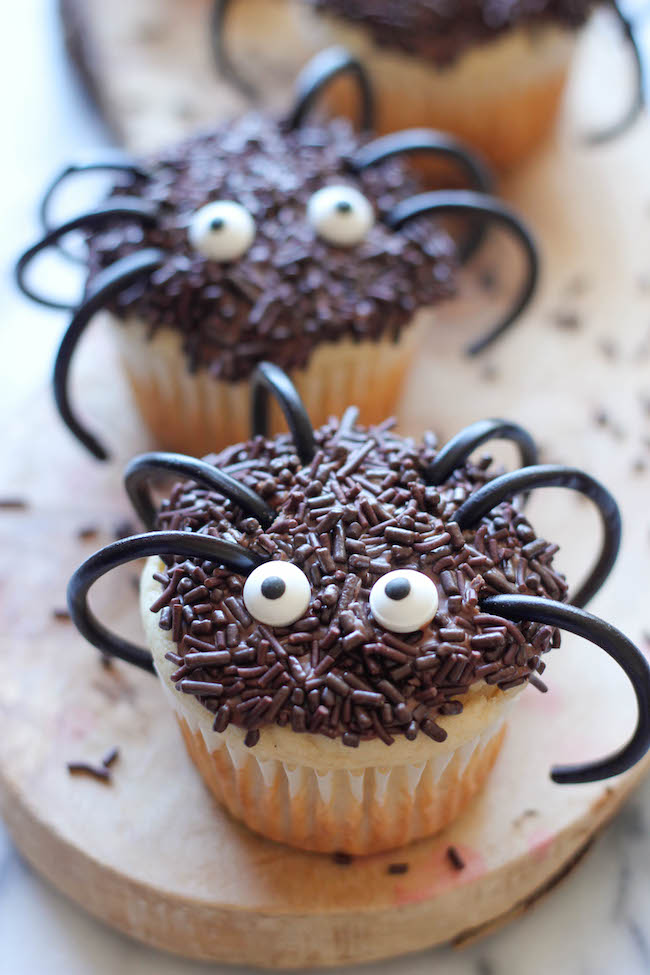 Halloween Spider Cupcakes - These easy spider cupcakes are a must this Halloween, and such a fun way to get the kids in the kitchen!