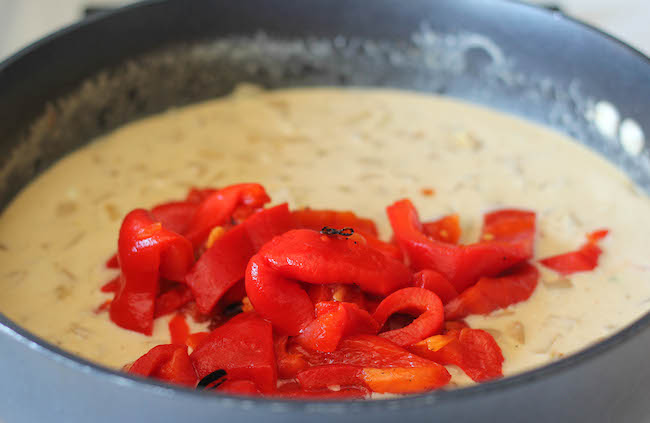 Roasted Red Pepper Alfredo - An incredibly creamy, rich alfredo sauce that takes less than 20 min to make from start to finish!