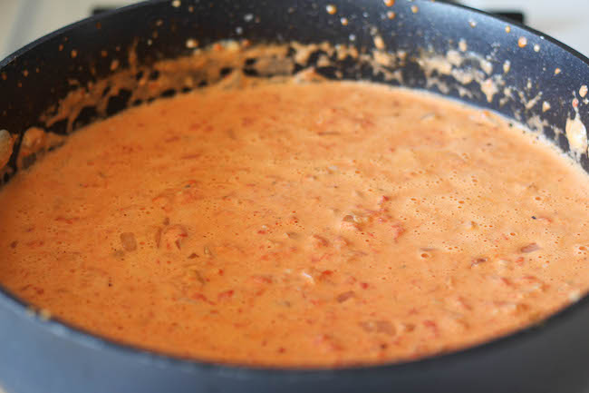 Roasted Red Pepper Alfredo - An incredibly creamy, rich alfredo sauce that takes less than 20 min to make from start to finish!