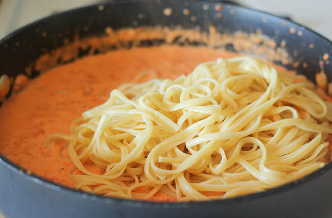 Roasted Red Pepper Alfredo - An incredibly creamy, rich alfredo sauce that takes less than 20 min to make from start to finish!