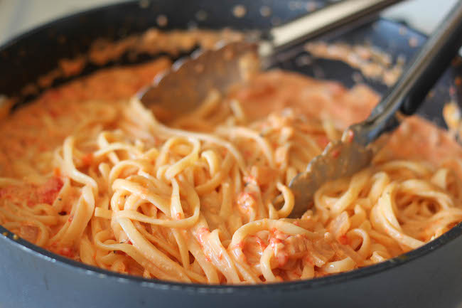 Roasted Red Pepper Alfredo - An incredibly creamy, rich alfredo sauce that takes less than 20 min to make from start to finish!