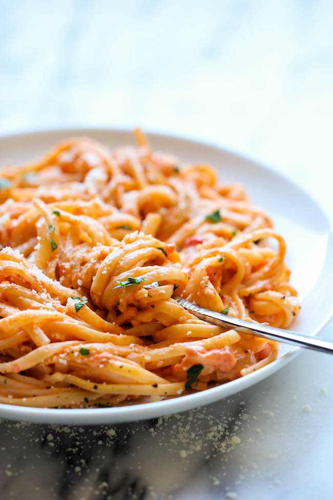 Roasted Red Pepper Alfredo - An incredibly creamy, rich alfredo sauce that takes less than 20 min to make from start to finish!