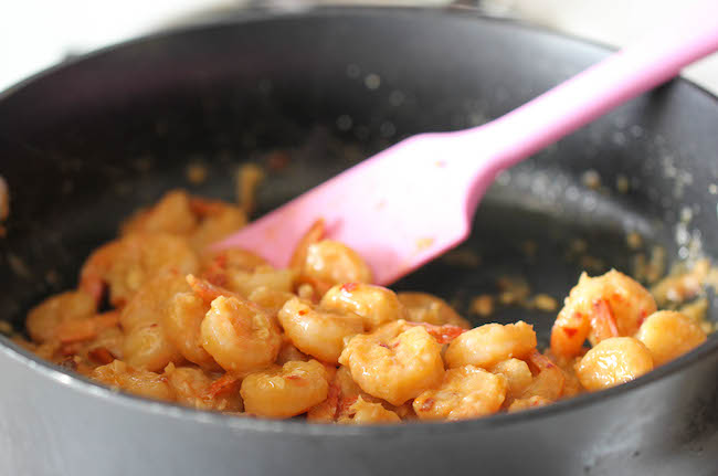 Spicy Parmesan Shrimp Pasta - So flavorful, so spicy and so easy to put together, perfect for those busy weeknights!