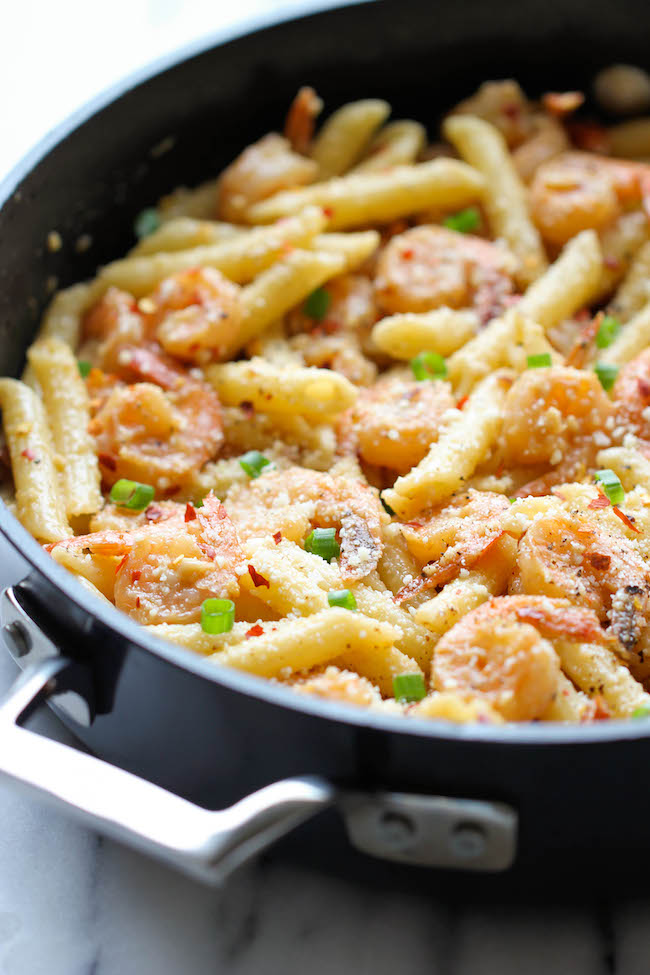  Spicy Parmesan Shrimp Pasta-Così saporito, così piccante e così facile da mettere insieme, perfetto per quei giorni feriali occupato!