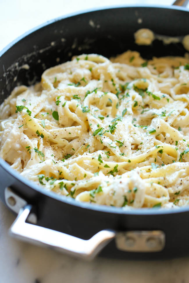  Skinny Fettuccine Alfredo - en rik og kremet lysere alfredo saus som smaker like godt som originalen!