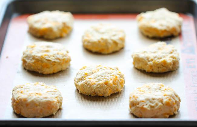 Red Lobster Cheddar Bay Biscuits - These copycat biscuits are so easy to make in just 20 min, and they taste a million times better!