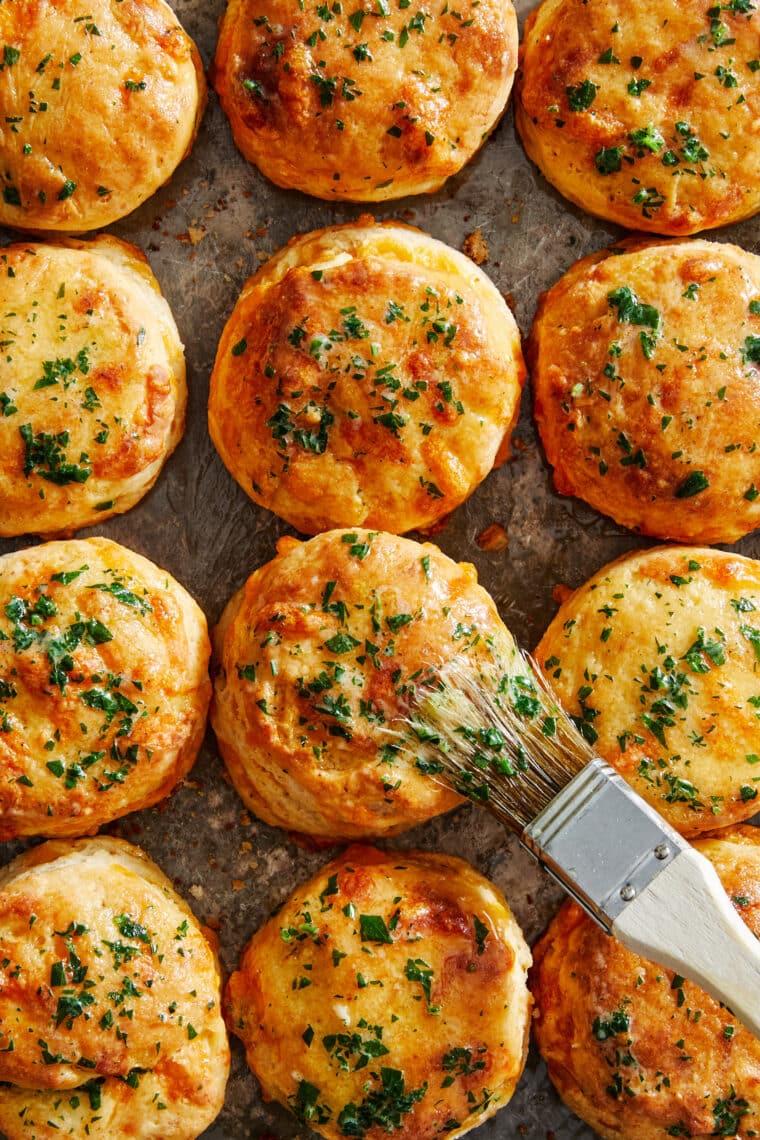 Red Lobster Cheddar Bay Biscuits - These copycat biscuits are so easy to make in just 30 min! So buttery, so flaky, and so irresistibly good!