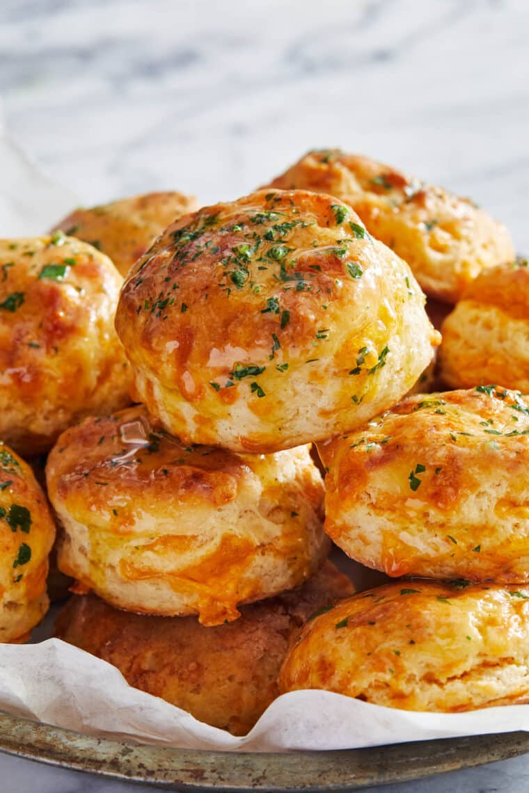 Red Lobster Cheddar Bay Biscuits - These copycat biscuits are so easy to make in just 30 min! So buttery, so flaky, and so irresistibly good!