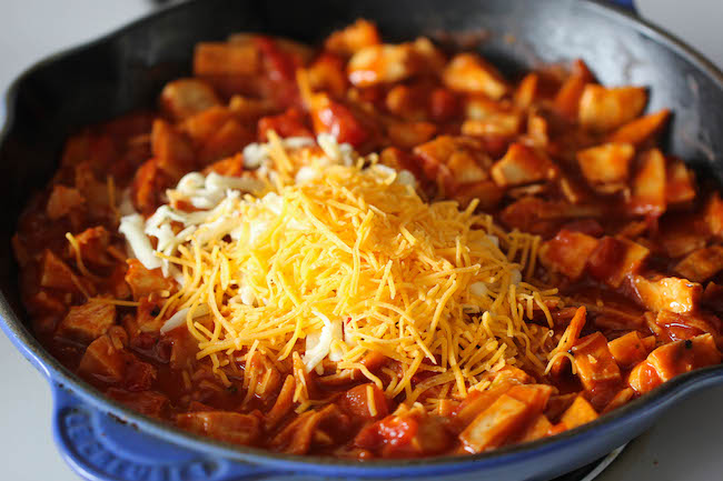 Chicken Enchilada Skillet - An easy, no-fuss, 30 min cheesy skillet dish that the whole family will love!