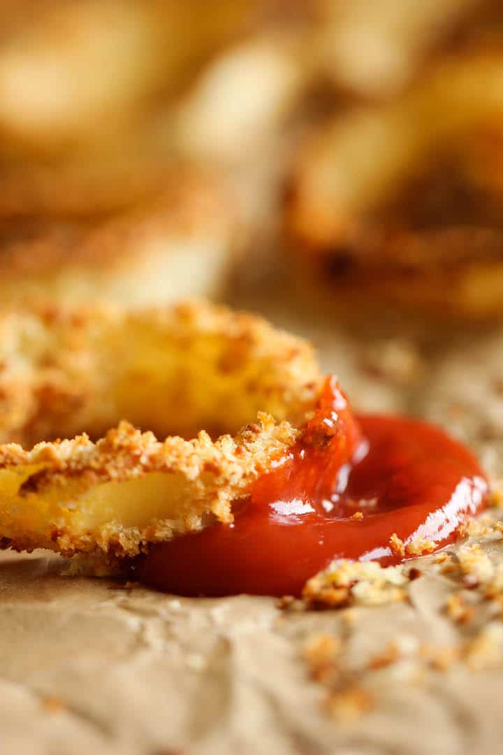 Baked, golden brown onion rings served with tomato sauce.