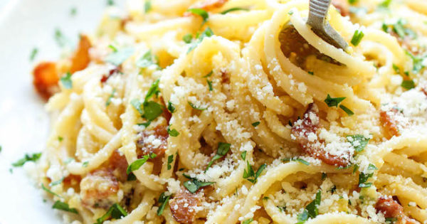 Spaghetti Carbonara - Damn Delicious