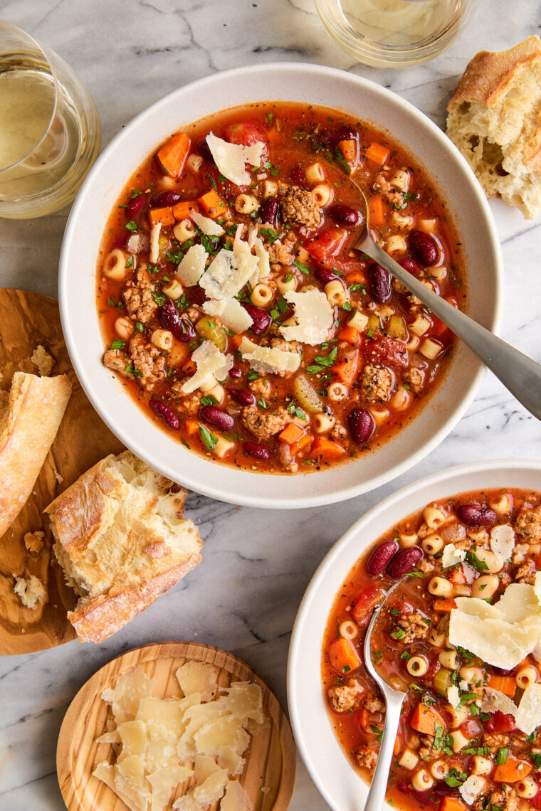 Olive Garden Pasta e Fagioli - A super easy, no-fuss copycat recipe that's wonderfully hearty and comforting, except it tastes 100x better!