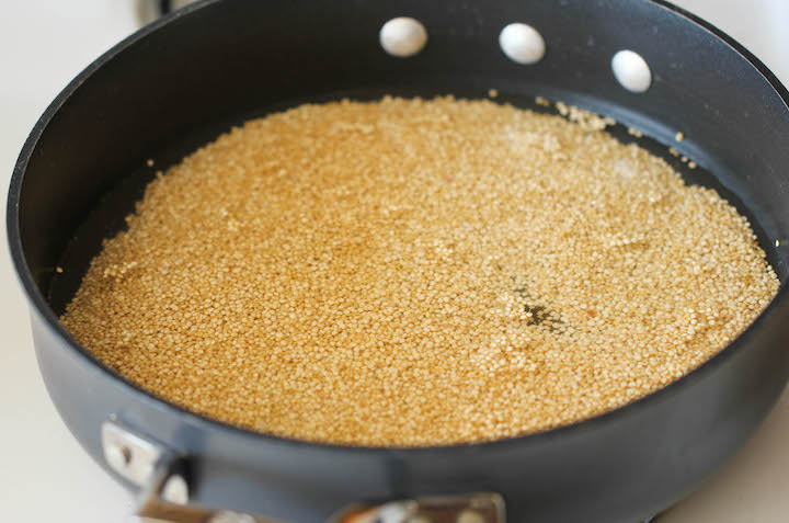 Garlic Mushroom Quinoa - An easy, healthy side dish that you'll want to make with every single meal!