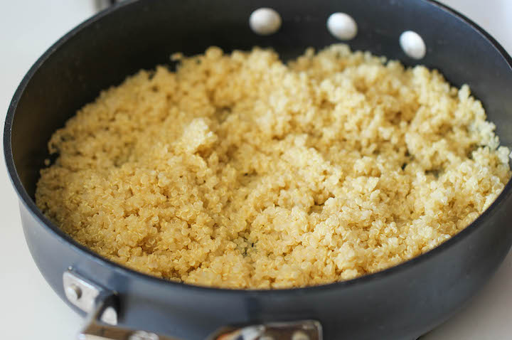 Garlic Mushroom Quinoa - An easy, healthy side dish that you'll want to make with every single meal!