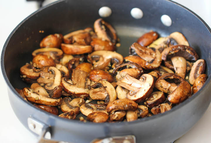 Garlic Mushroom Quinoa - An easy, healthy side dish that you'll want to make with every single meal!