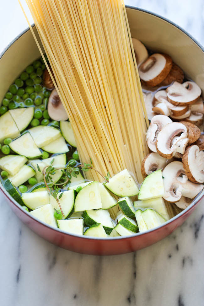 One Pot Zucchini Mushroom Pasta - A creamy, hearty pasta dish that you can make in just 20 min. Even the pasta gets cooked in the pot!