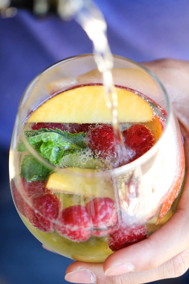 White Sangria Sparkler - A refreshing, bubbly sangria loaded with tons of gorgeous fruity goodness. And it takes 5 min to put together!