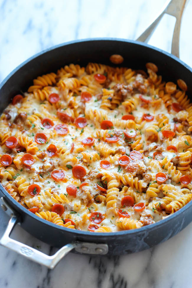 One Pot Pizza Pasta Bake - An easy crowd-pleasing one pot meal that the whole family will love! Everyone will be begging for seconds!