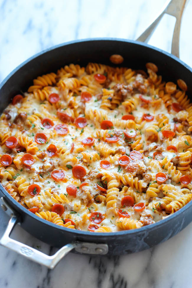  One Pot Pizza Pasta Bake - en enkel folkemengde-behagelig en pott måltid som hele familien vil elske! Alle vil være tigge for sekunder!