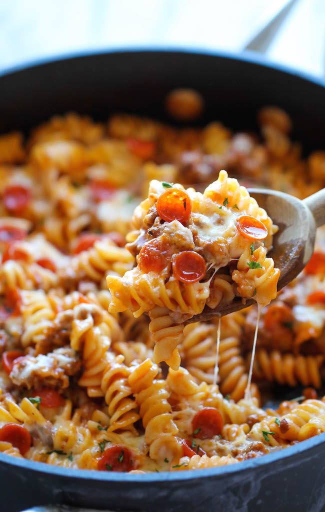 One Pot Pizza Pasta Bake - An easy crowd-pleasing one pot meal that the whole family will love! Everyone will be begging for seconds!