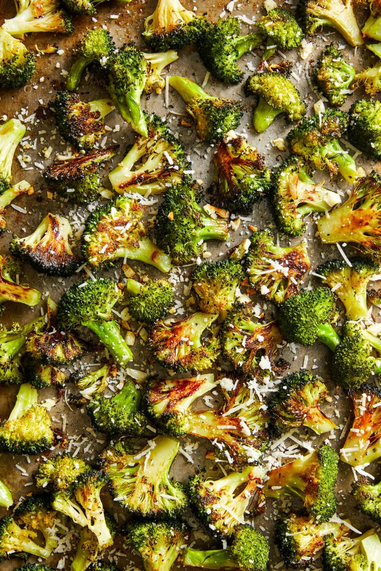 Garlic Parmesan Roasted Broccoli - This comes together so quickly with just 5 min prep. It's the perfect and easiest side dish to any meal!