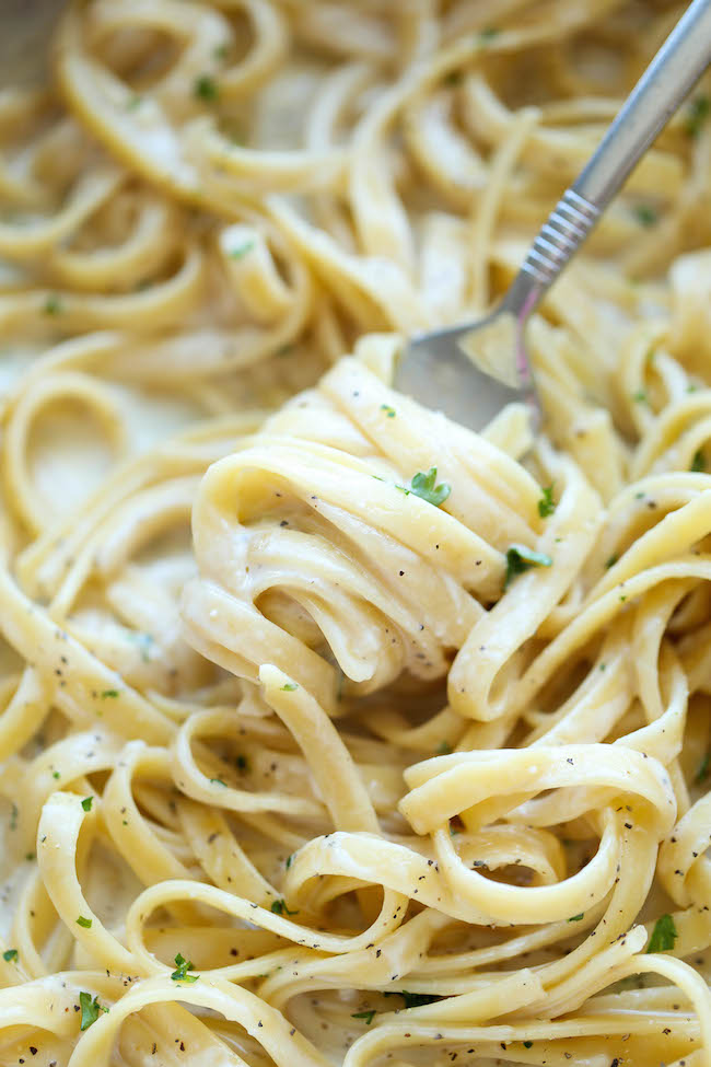 One Pot Garlic Parmesan Pasta - The easiest and creamiest pasta made in a single pot - even the pasta gets cooked right in the pan! How easy is that?