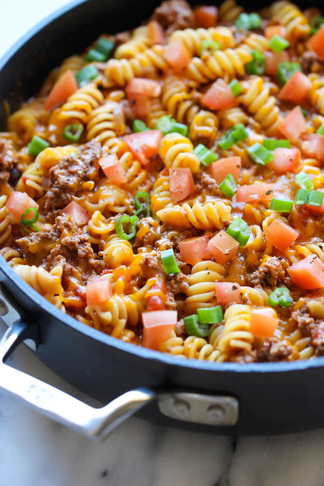  yksi Pyttijuustohampurilaisvuoka-tämä juustoinen hyvyys yhdistyy niin helposti yhteen paistinpannuun. Jopa pasta kypsennetään suoraan pannulla!