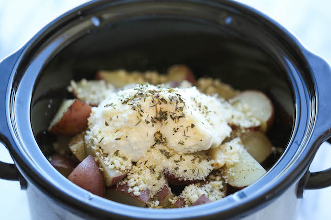 Slow Cooker Garlic Mashed Potatoes - The easiest mashed potatoes you will ever make. Just throw it all in the crockpot and you're set. Easy peasy!