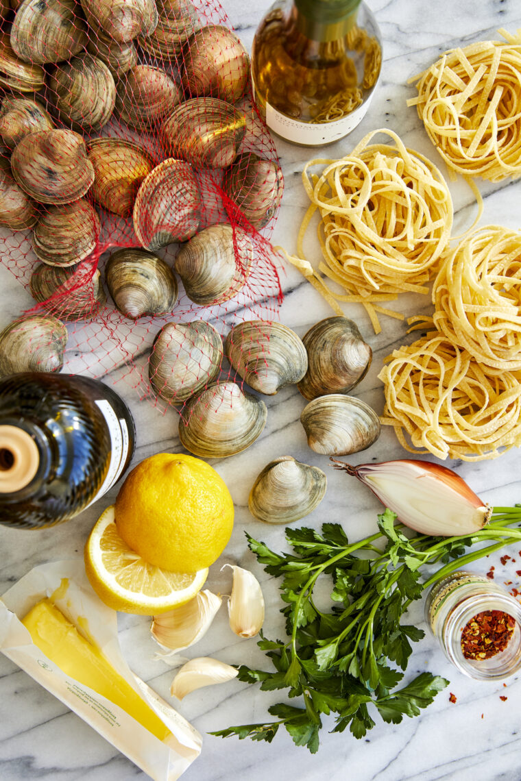 Easy Linguine with Clams - The easiest, budget-friendly pasta you will ever make, and it'll be on your dinner table in just 30 min. It's just THAT easy!