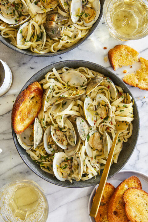 Easy Linguine with Clams - Damn Delicious