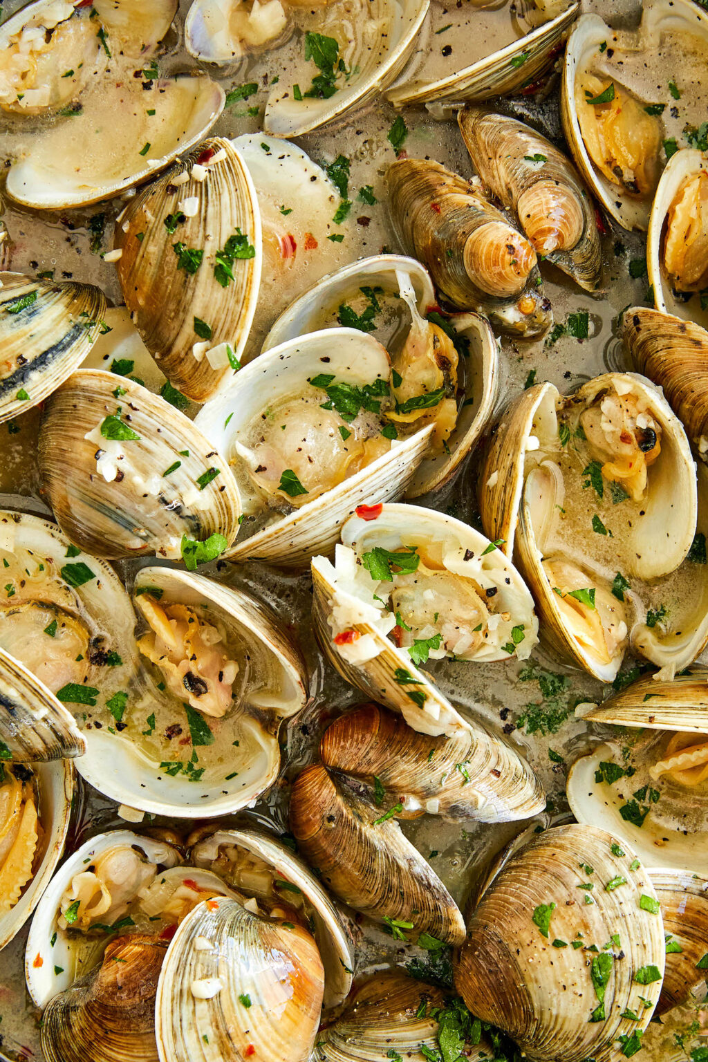 Easy Linguine with Clams - Damn Delicious