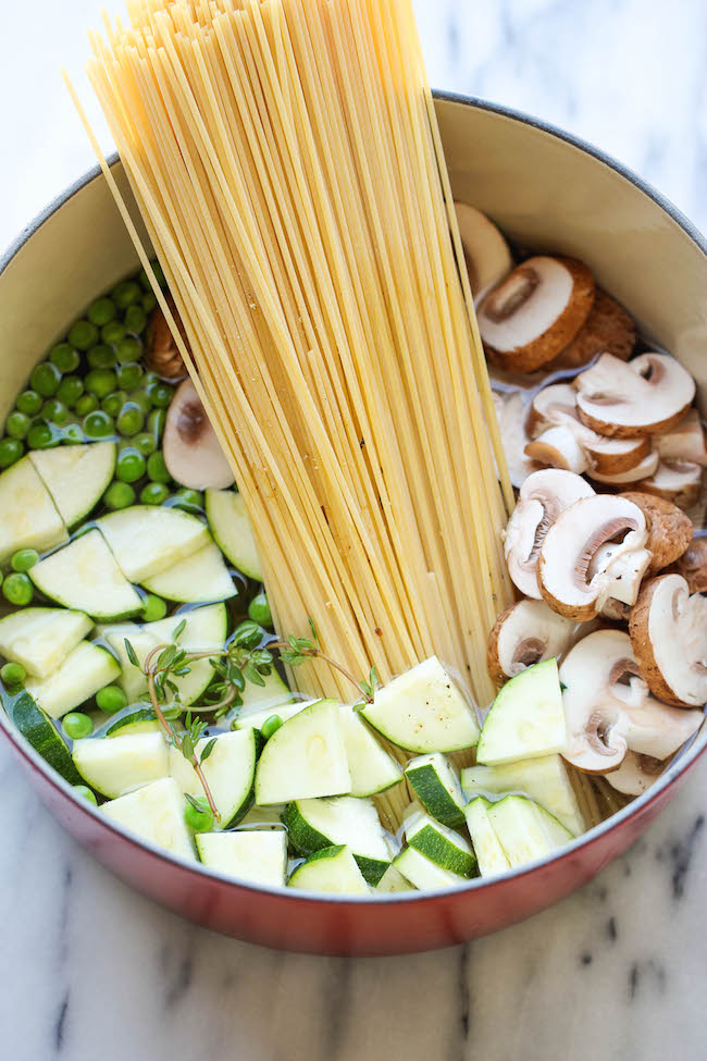 One Pot Zucchini Mushroom Pasta - A creamy, hearty pasta dish that you can make in just 20 min. Even the pasta gets cooked in the pot!