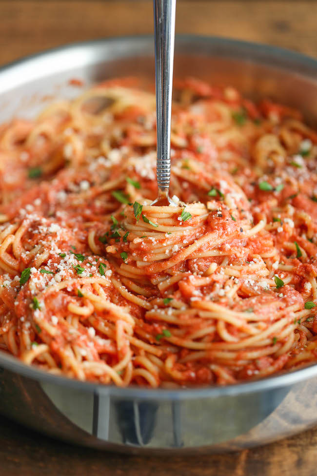 Spaghetti with Tomato Cream Sauce - Jazz up those boring spaghetti nights with this super easy, no-fuss cream sauce made completely from scratch!