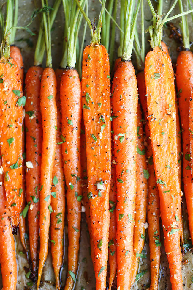 Garlic Roasted Carrots - This is really the best and easiest way to roast carrots. All you need is 5 min prep. It's just that quick and easy! 59.5 calories.