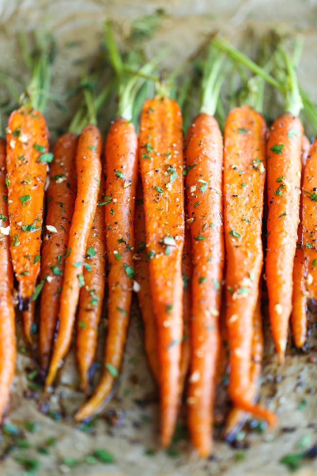 Garlic Roasted Carrots - This is really the best and easiest way to roast carrots. All you need is 5 min prep. It's just that quick and easy! 59.5 calories.
