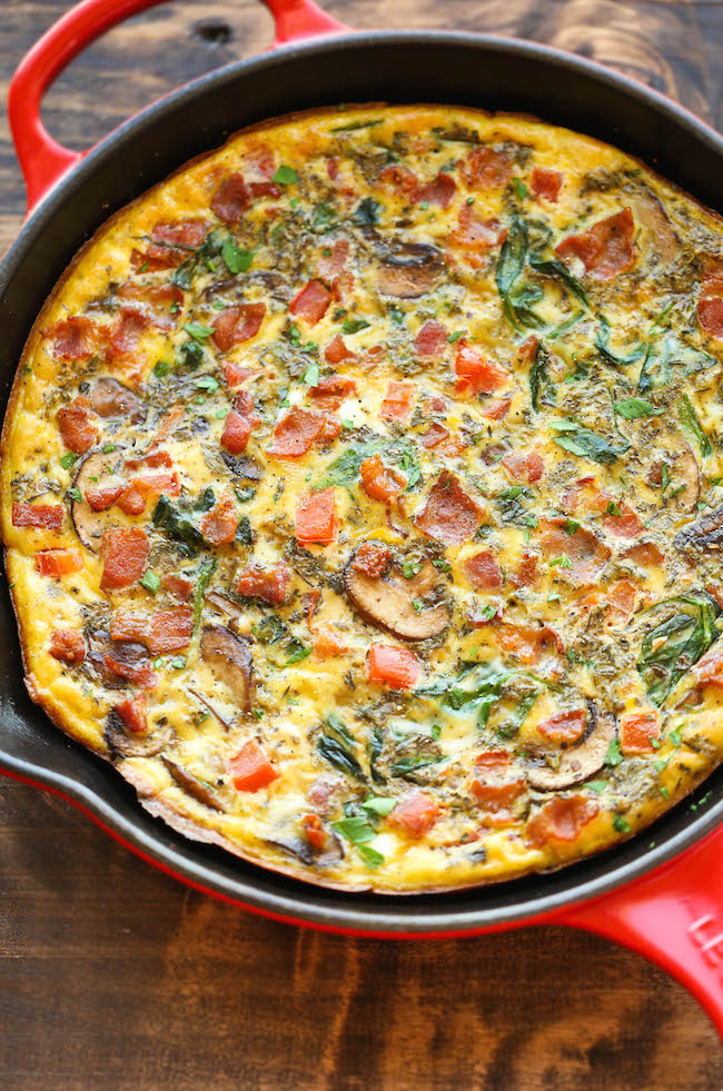 Bacon Mushroom Spinach Frittata - So quick, so easy and so perfect as a quick weeknight dinner or fancy brunch - and you can make it ahead of time too!