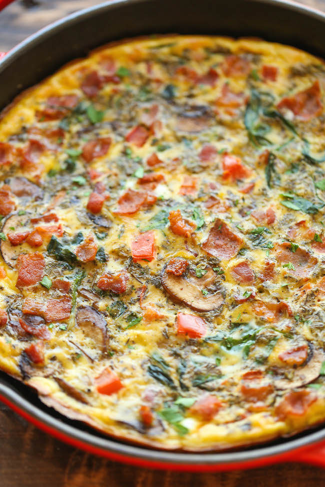 Bacon Mushroom Spinach Frittata - So quick, so easy and so perfect as a quick weeknight dinner or fancy brunch - and you can make it ahead of time too!