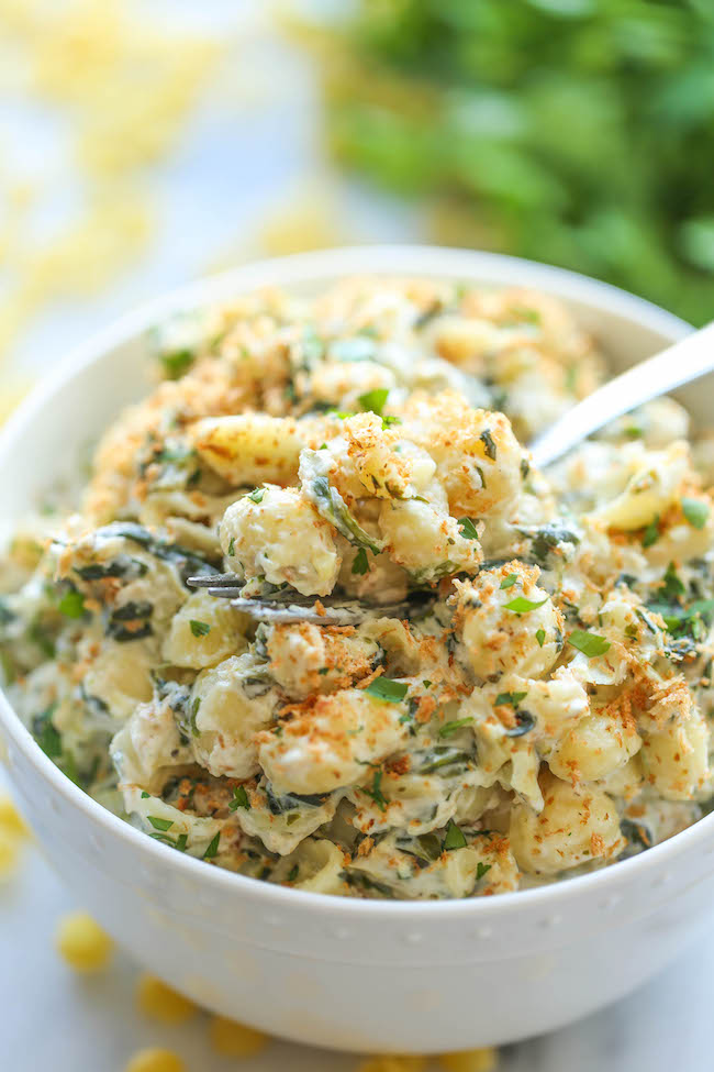 Spinach and Artichoke Mac and Cheese - So creamy, so cheesy and so easy to make in just 25 min. And it's lightened up with only 369 calories per serving!
