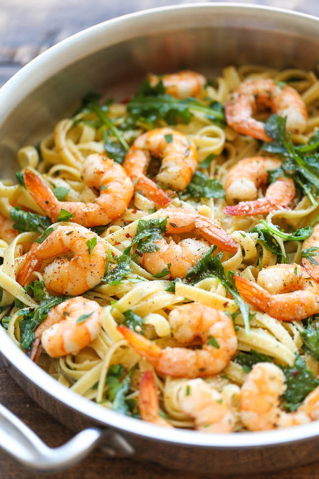 Garlic Butter Shrimp Pasta - An easy peasy pasta dish that's simple, flavorful and hearty. And all you need is 20 min to whip this up!