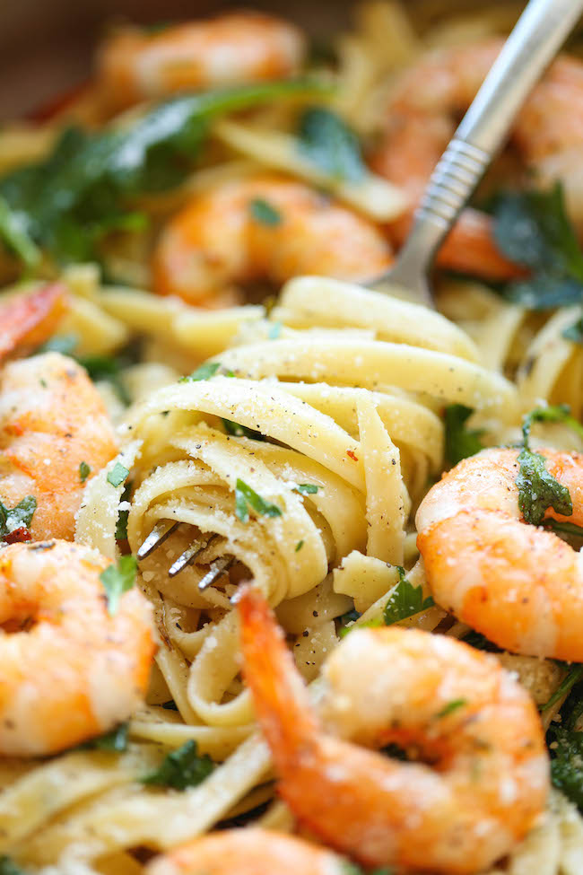 Garlic Butter Shrimp Pasta - An easy peasy pasta dish that's simple, flavorful and incredibly hearty. And all you need is 20 min to whip this up!